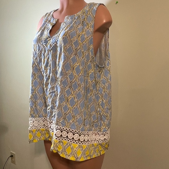 Crown & Ivy Women’s size XXL sleeveless blue‎ & yellow shirt fancy bottom - Picture 2 of 9